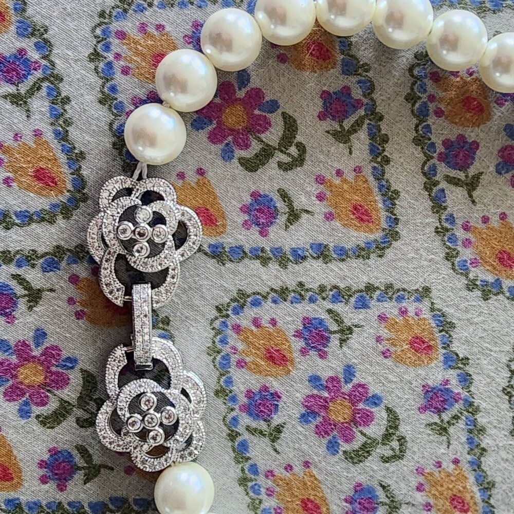 Faux pearl choker - Picture 3 of 3